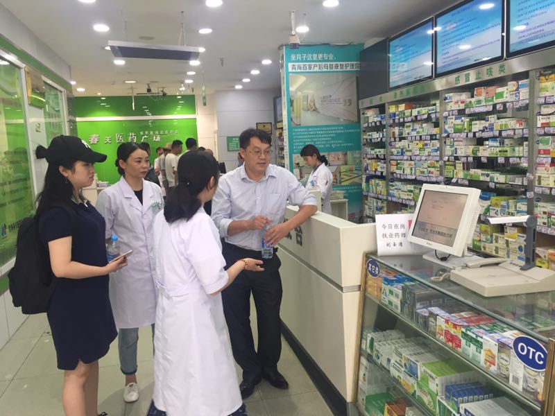 南宁市青秀区副局参观西宁药店.jpg