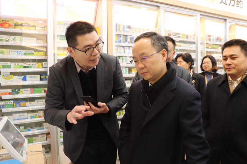 1550454803416547.jpg 李云泽副省长视察药店使用微问诊.jpg